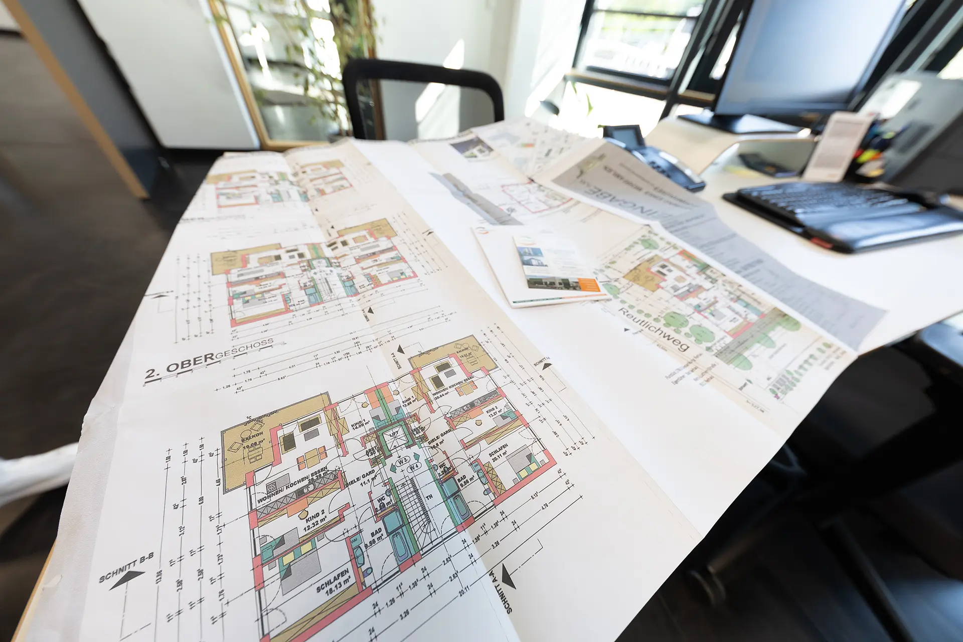 Wohnungspläne und Grundrisse ausgebreitet auf einem Tisch